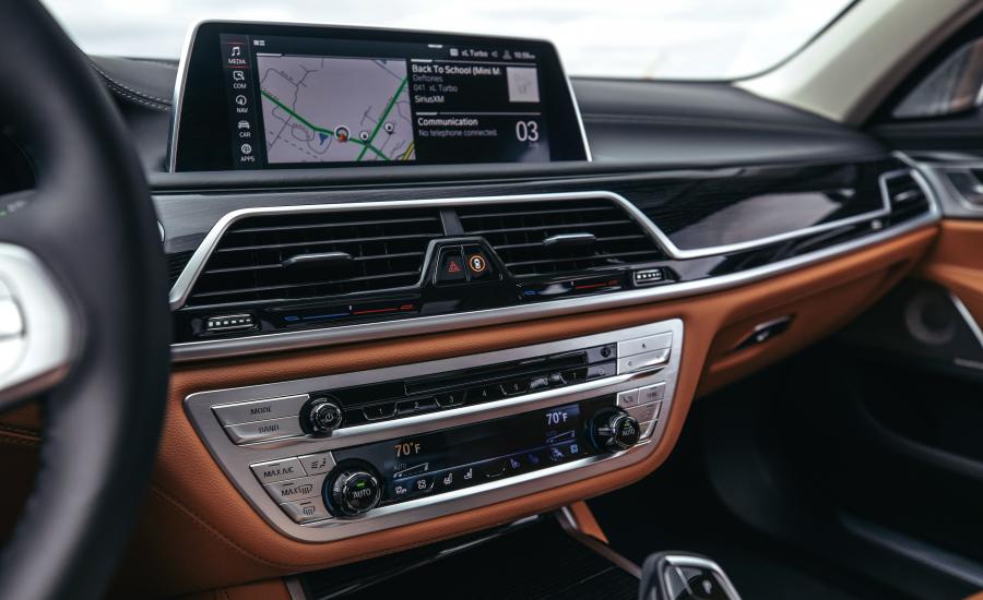 Детали интерьера BMW 750i xDrive (G11) 2019 года  (NA) (фото 21 из 40)